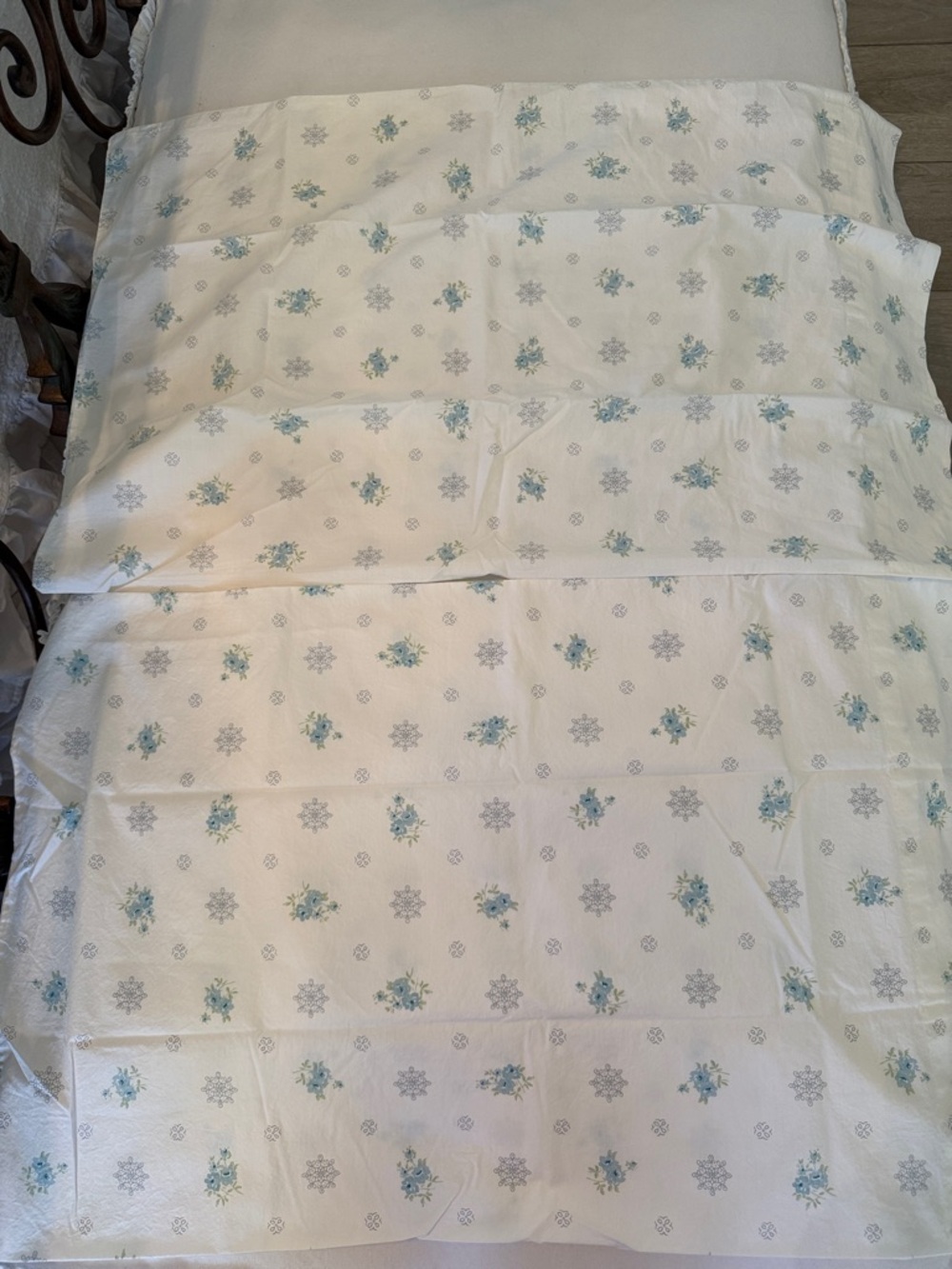 Vintage Simply Shabby Chic Floral Medallion Standard Pillowcase Set